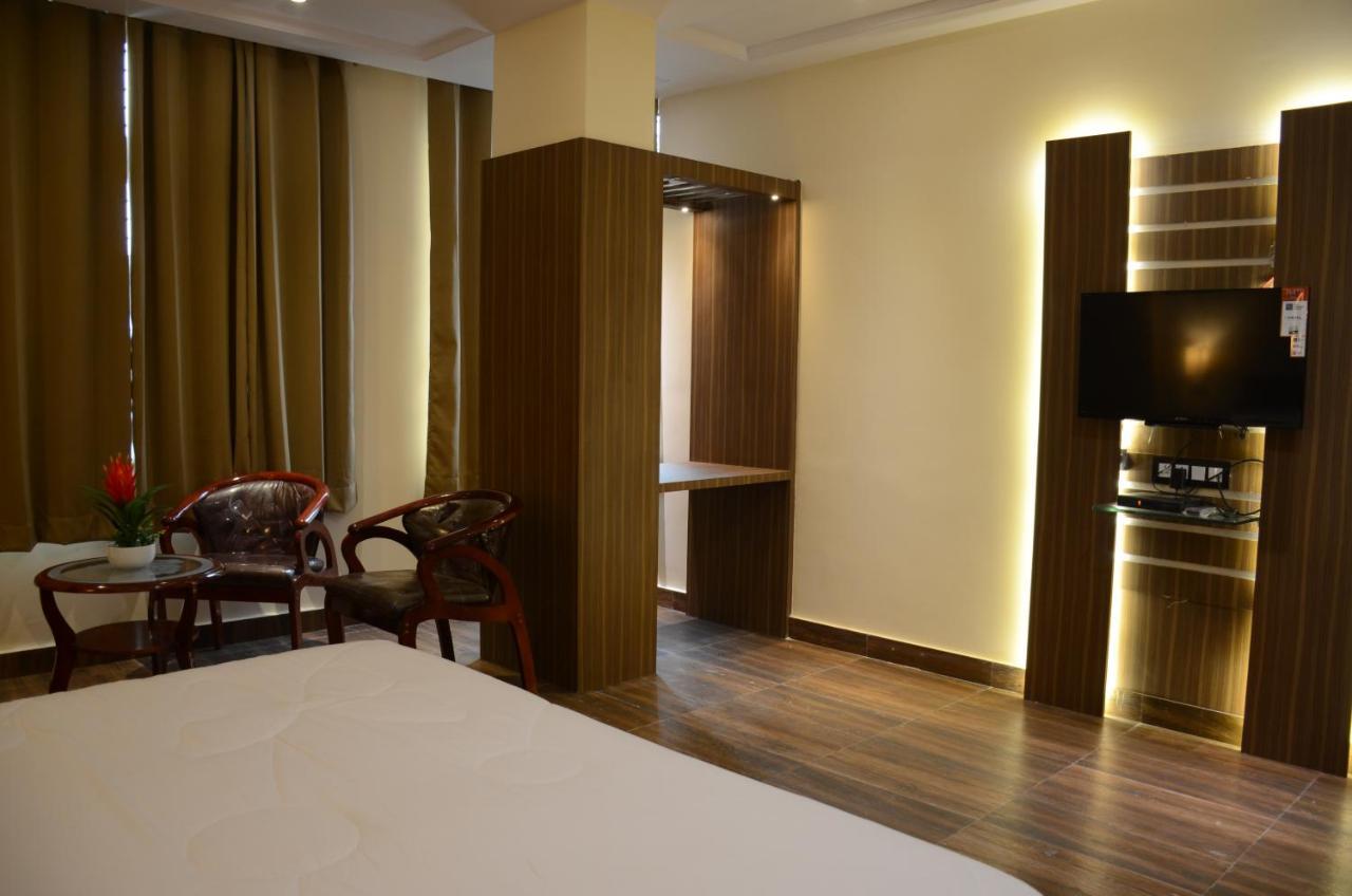 Puja Residency Hotell Varanasi Exteriör bild