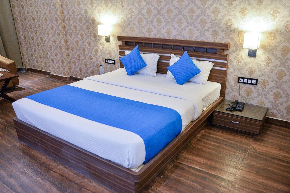 Puja Residency Hotell Varanasi Exteriör bild